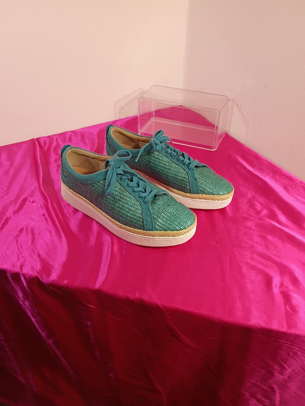 FitFlop women's size 11 green lace-up low top sneakers